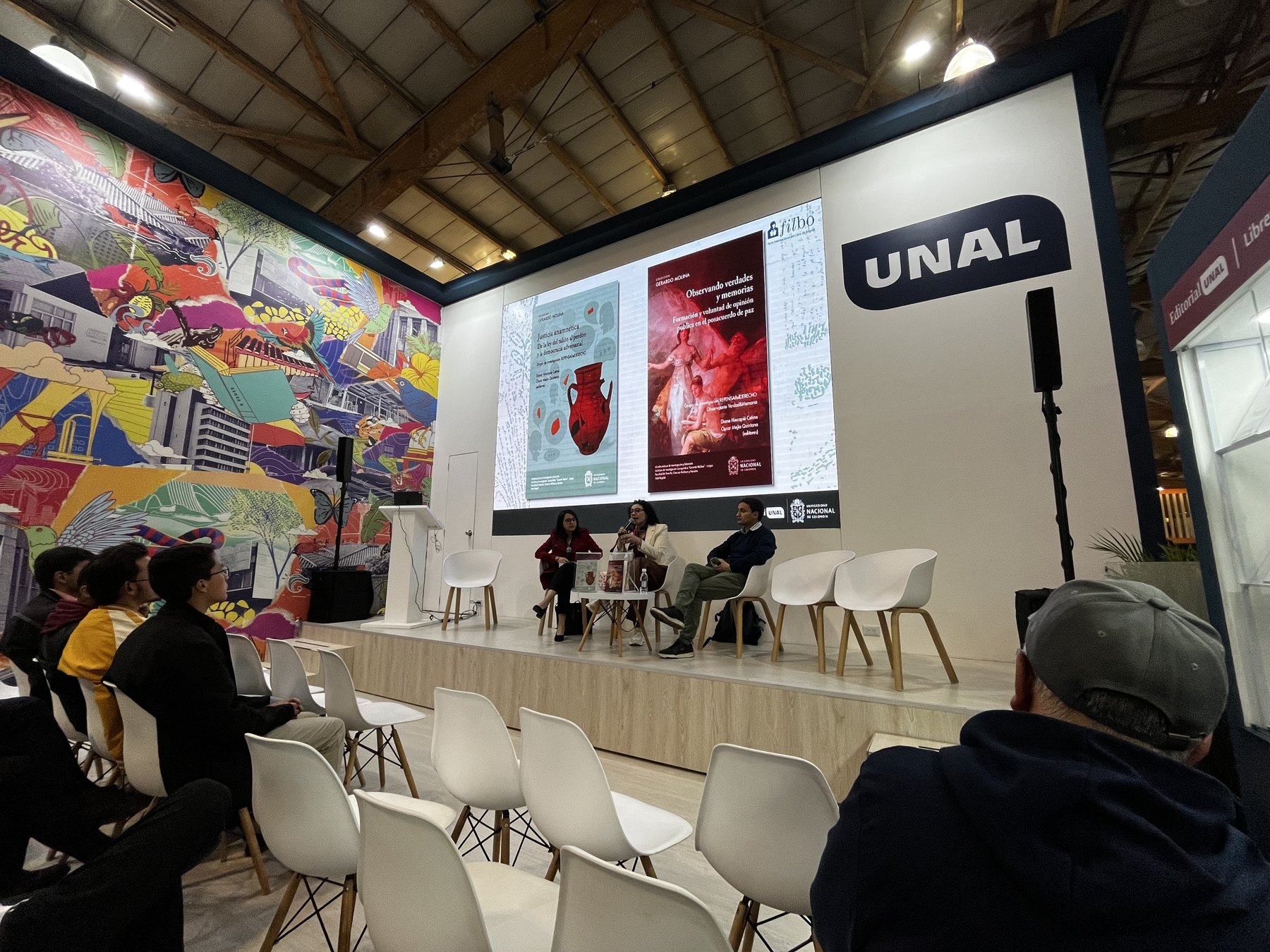 Presentación de los libros en el stand de la Universidad Nacional en la Feria Internacional del Libro de Bogotá