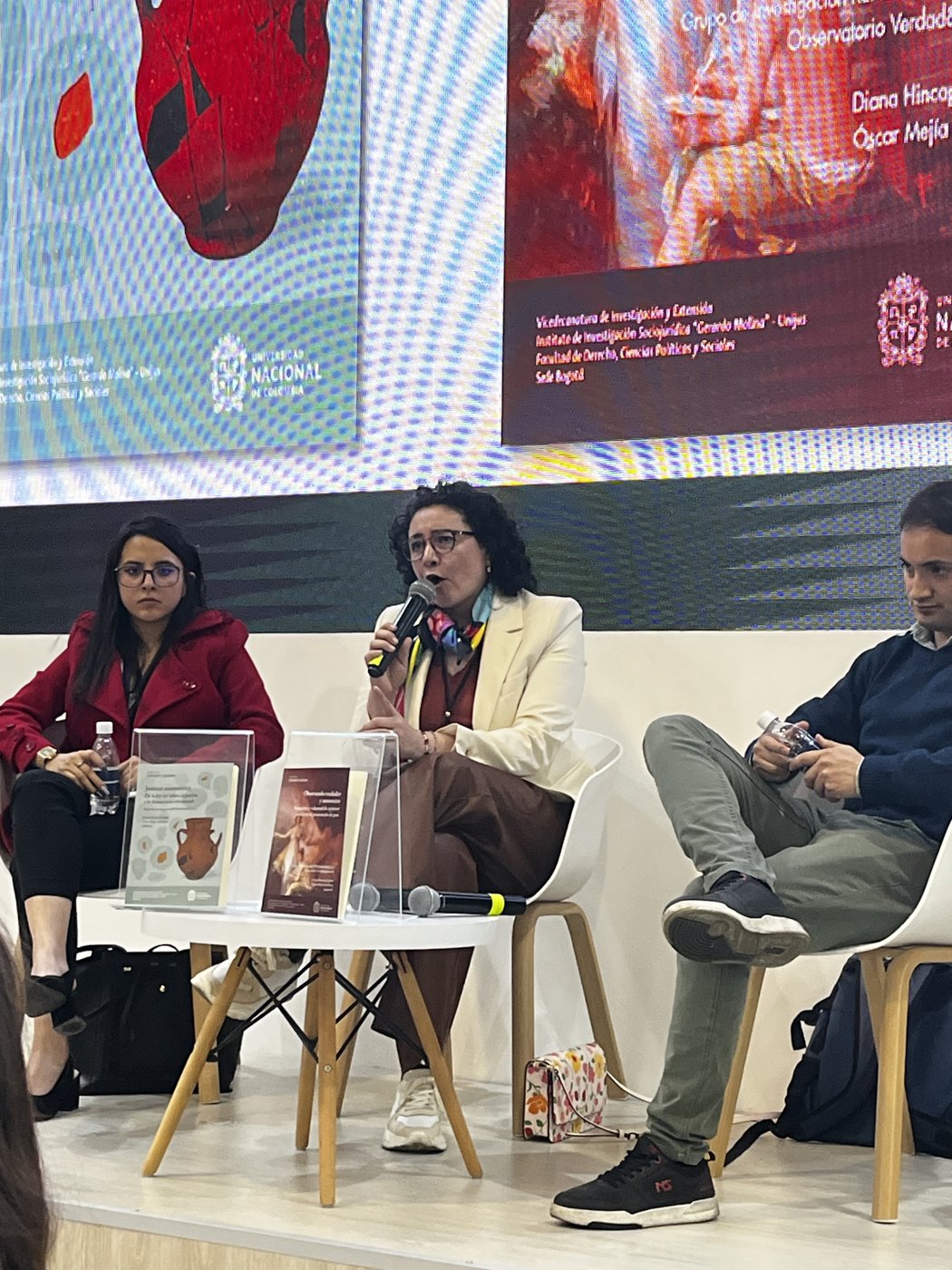 Diana Hincapié Cetina hablando con micrófono durante la presentación de sus libros